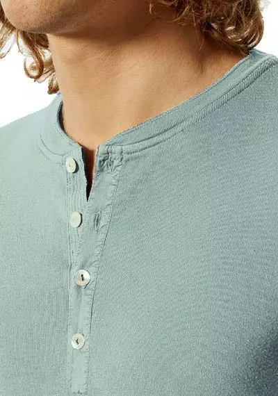 Schiesser Revival Karl-Heinz Henley 1/1 172123/798 Longsleeve, Bio Baumwolle, Teegrün 4 Schiesser Revival Karl-Heinz Henley 1/1 172123/798 Longsleeve, Bio Baumwolle, Teegrün – Bild 4